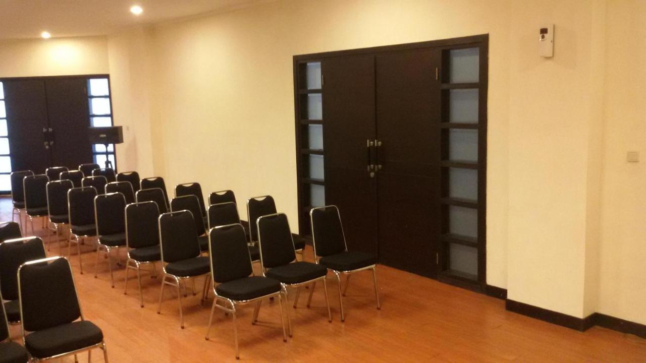 Reddoorz Plus @ Tanah Abang Hotel Jakarta Ngoại thất bức ảnh